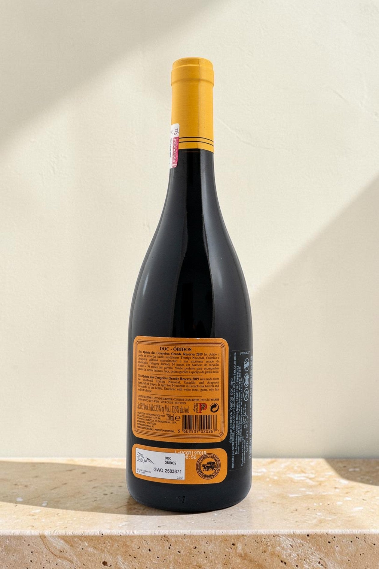 Botella de vino tinto Wellnex Gran Reserva con etiqueta trasera informativa sobre fondo neutro