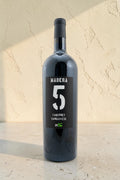 Botella de vino tinto Wellnex Magnum Cabernet Sangiovese 2016 con etiqueta negra y diseño minimalista