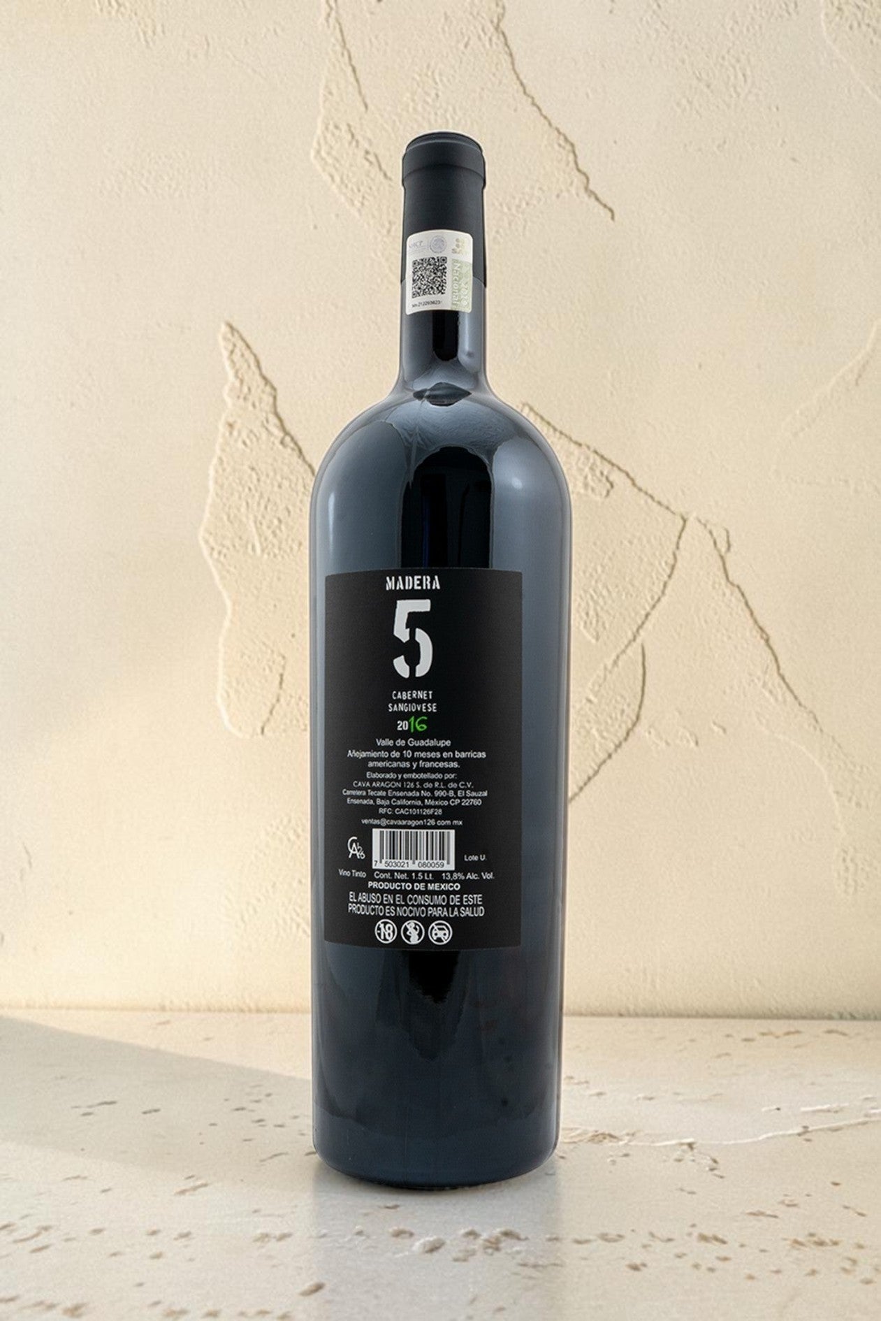 Botella Magnum de vino tinto Madera 5 Cabernet Sangiovese de Wellnex con etiqueta negra sobre fondo texturizado