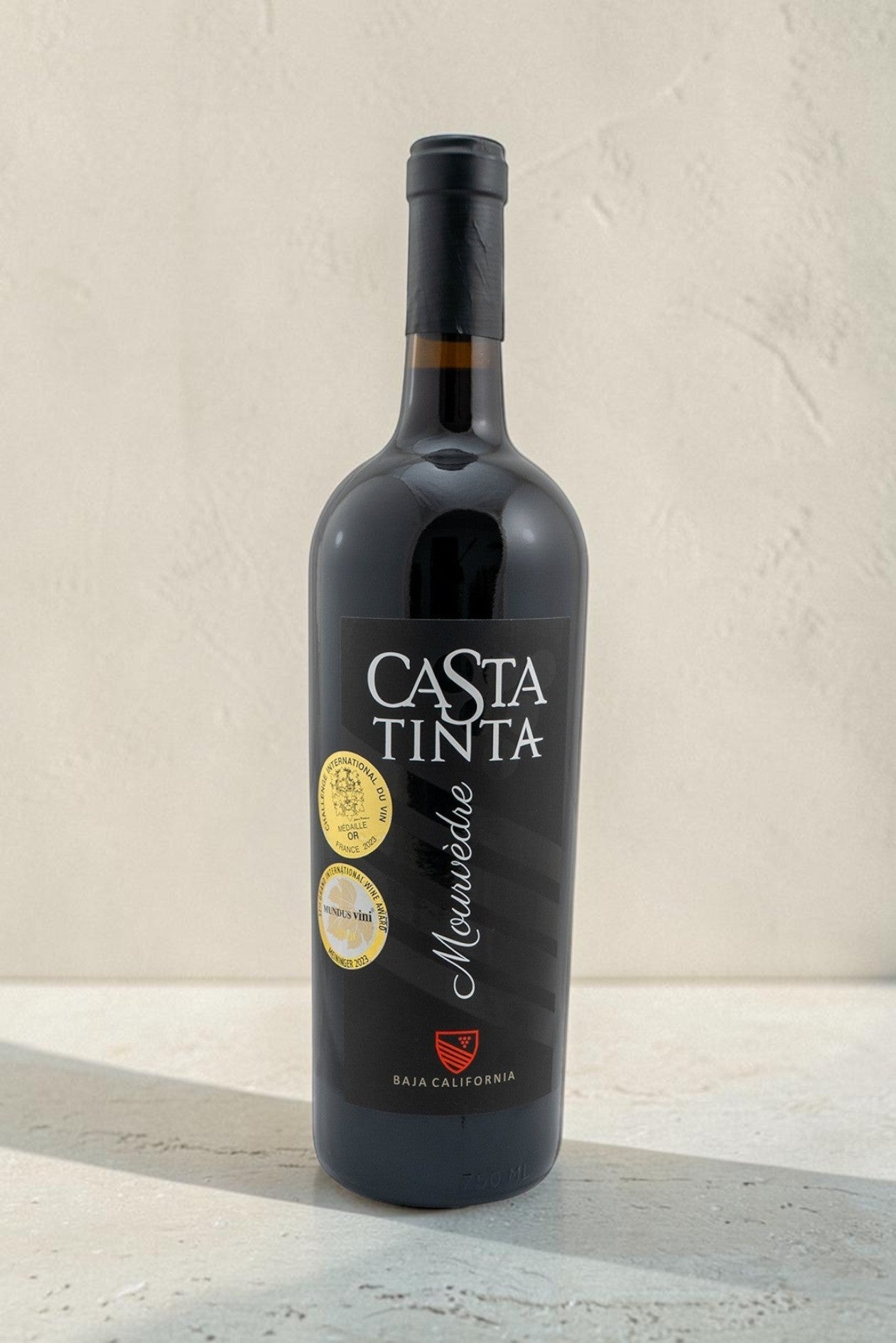 Botella de vino tinto Mourvedre Wellnex con etiquetas de premios doradas sobre fondo neutro