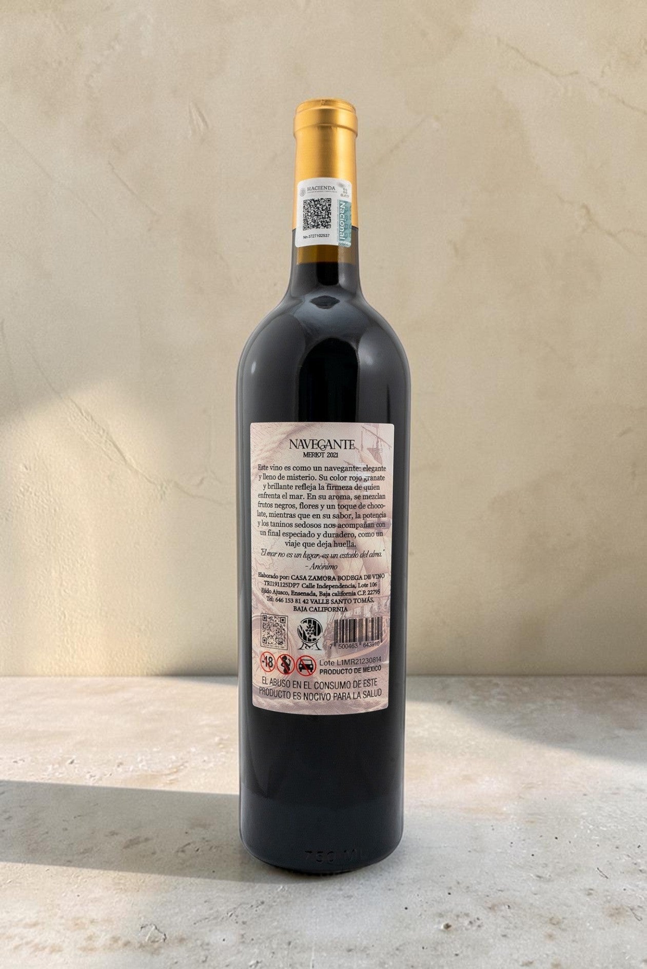Botella de vino tinto Navegante de Wellnex con etiqueta trasera informativa sobre fondo neutro