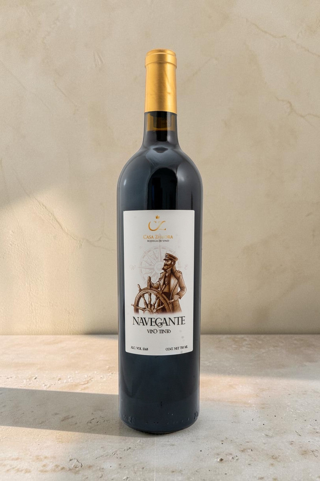 Botella de vino tinto Navegante de Wellnex con etiqueta ilustrada de un navegante sobre fondo neutro