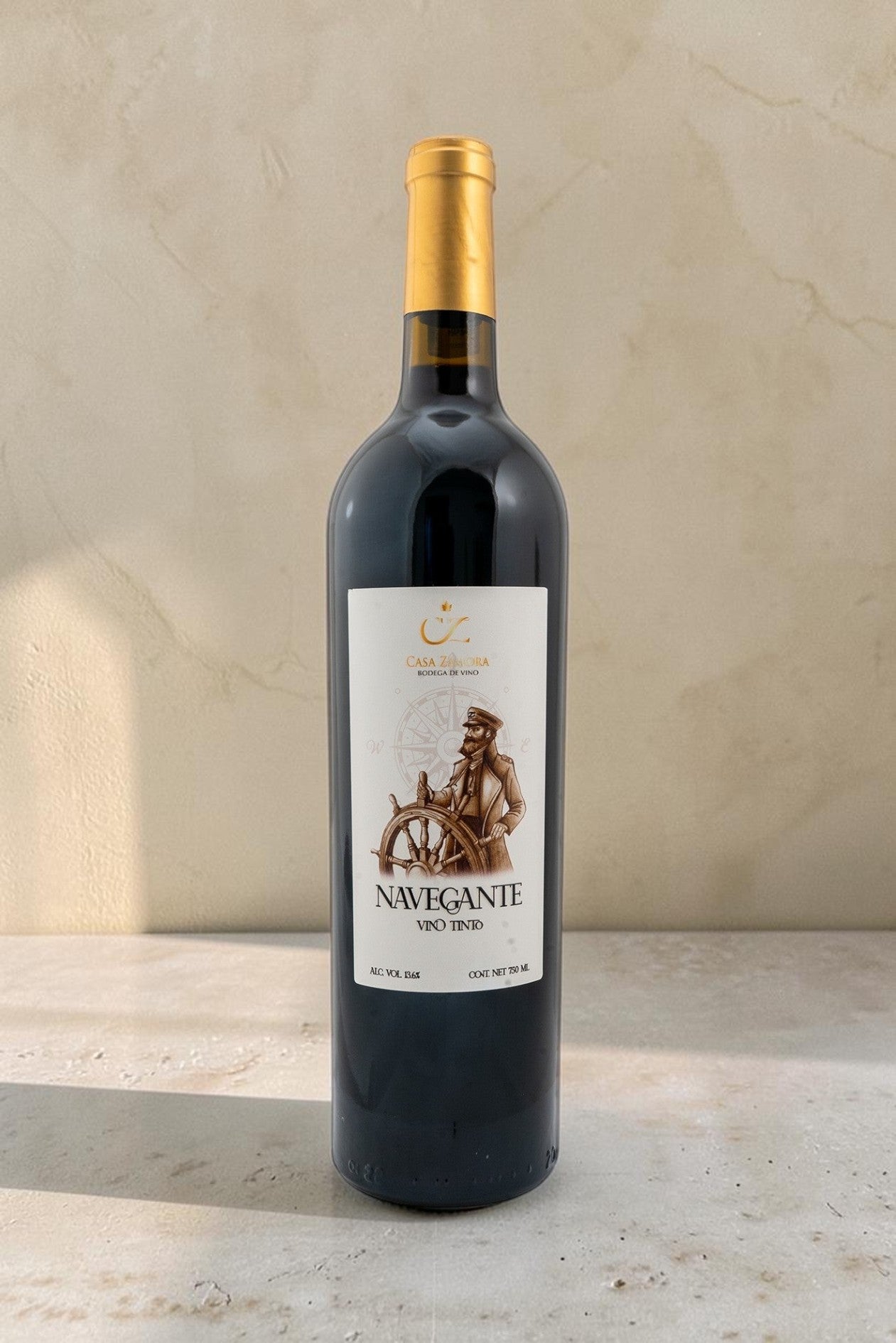 Botella de vino tinto Navegante de Wellnex con etiqueta ilustrada de un capitán y cápsula dorada