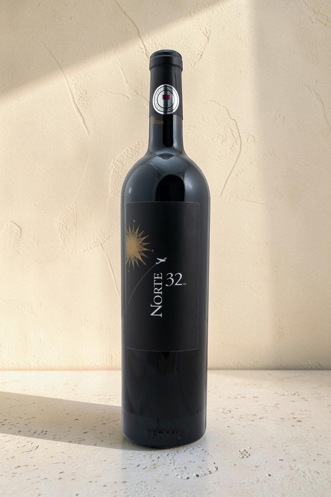 Botella de vino tinto Wellnex Norte 32 Etiqueta Negra con etiqueta elegante sobre fondo neutro