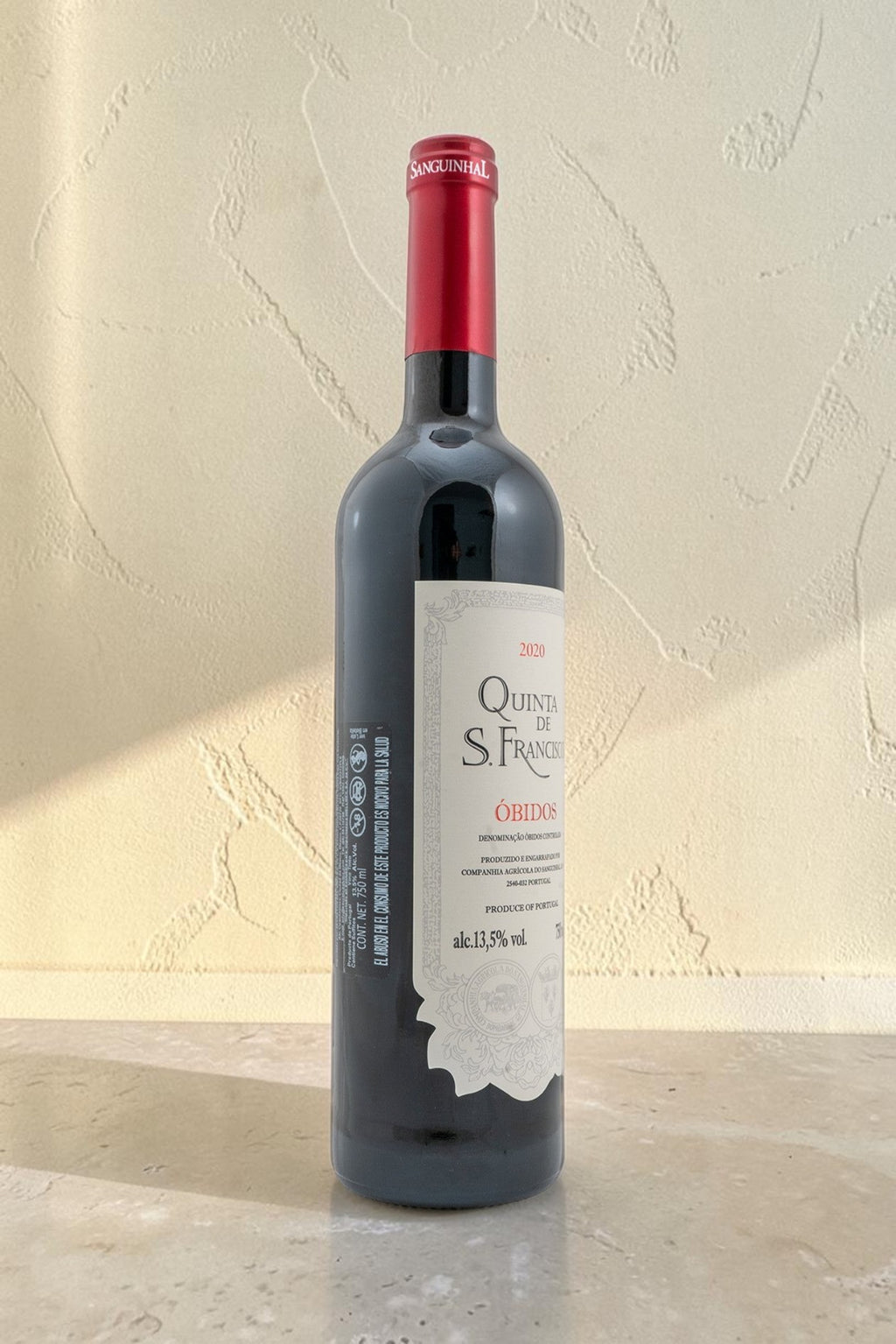 Botella de vino tinto Wellnex QTA San Francisco Obidos 2020 con etiqueta elegante y cápsula roja