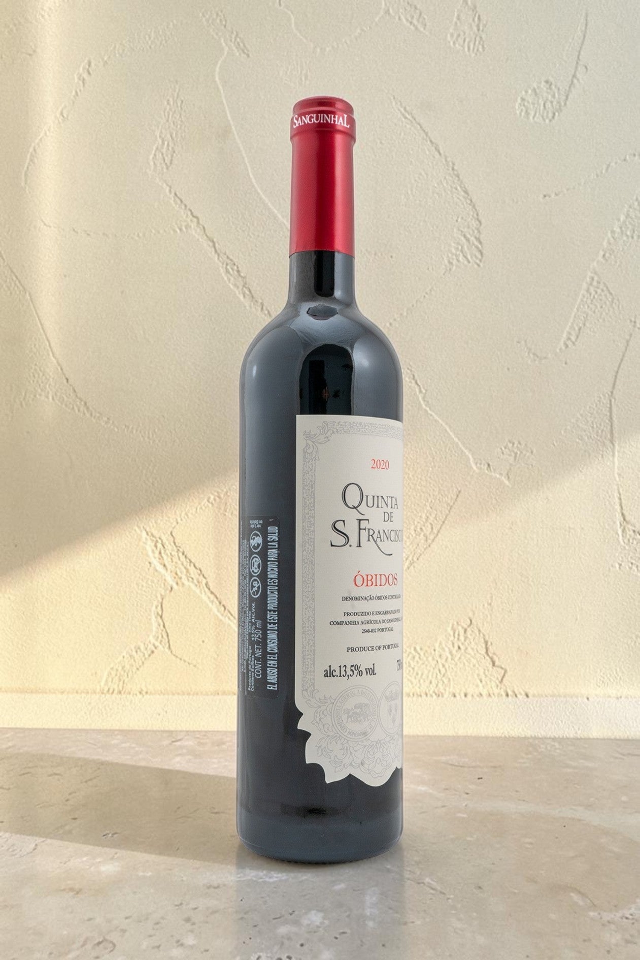 Botella de vino tinto Wellnex QTA San Francisco Obidos 2020 con etiqueta elegante y cápsula roja