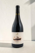 Botella de vino tinto Pescador de Wellnex con etiqueta ilustrada de un barco pesquero sobre fondo blanco