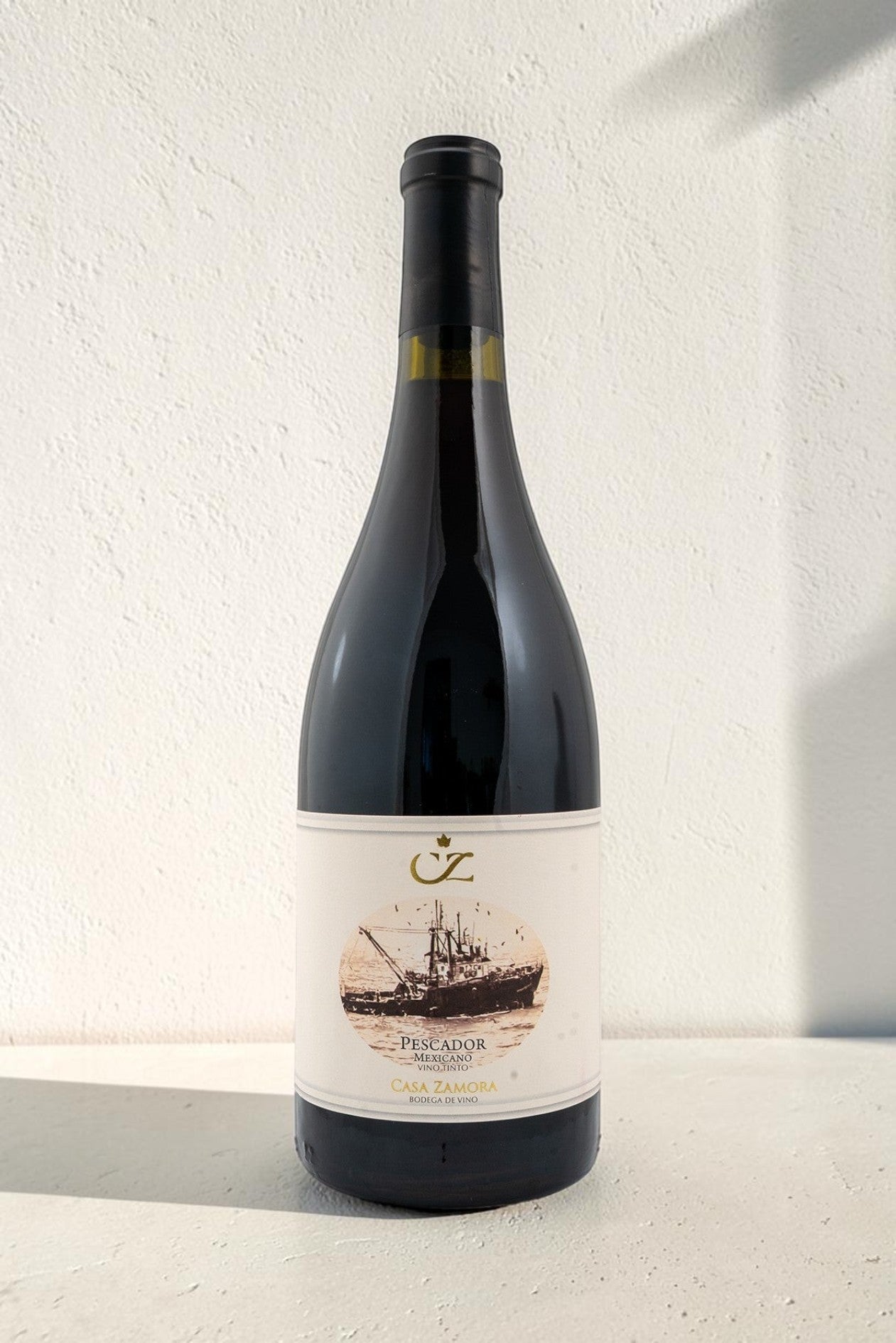 Botella de vino tinto Pescador de Wellnex con etiqueta ilustrada de un barco pesquero sobre fondo blanco
