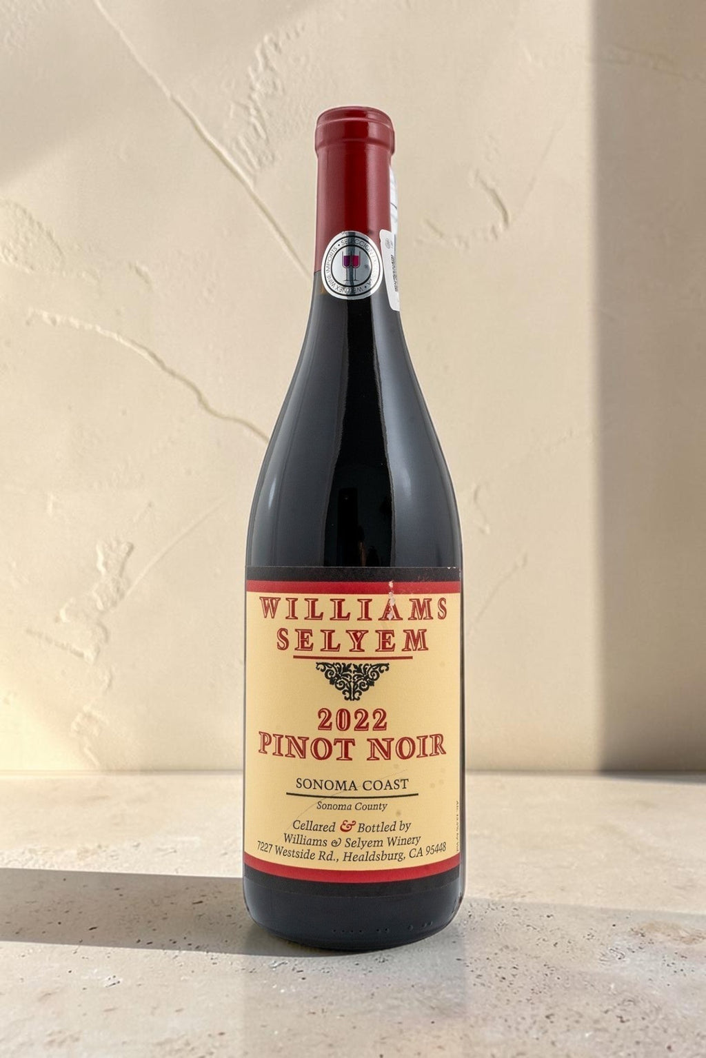 Botella de vino tinto Wellnex Sonoma Coast Pinot Noir 2022 con etiqueta clásica sobre fondo neutro con sombras