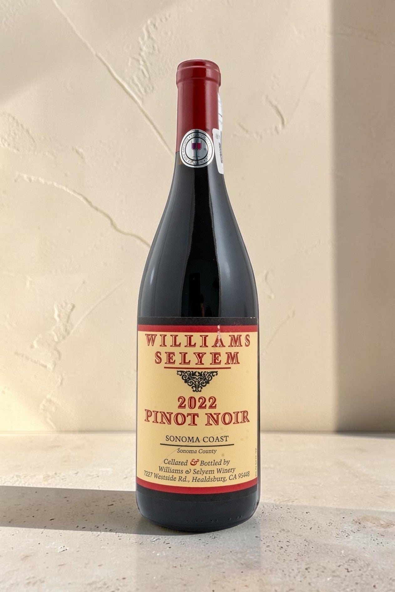 Botella de vino tinto Wellnex Sonoma Coast Pinot Noir 2022 con etiqueta clásica sobre fondo neutro con sombras