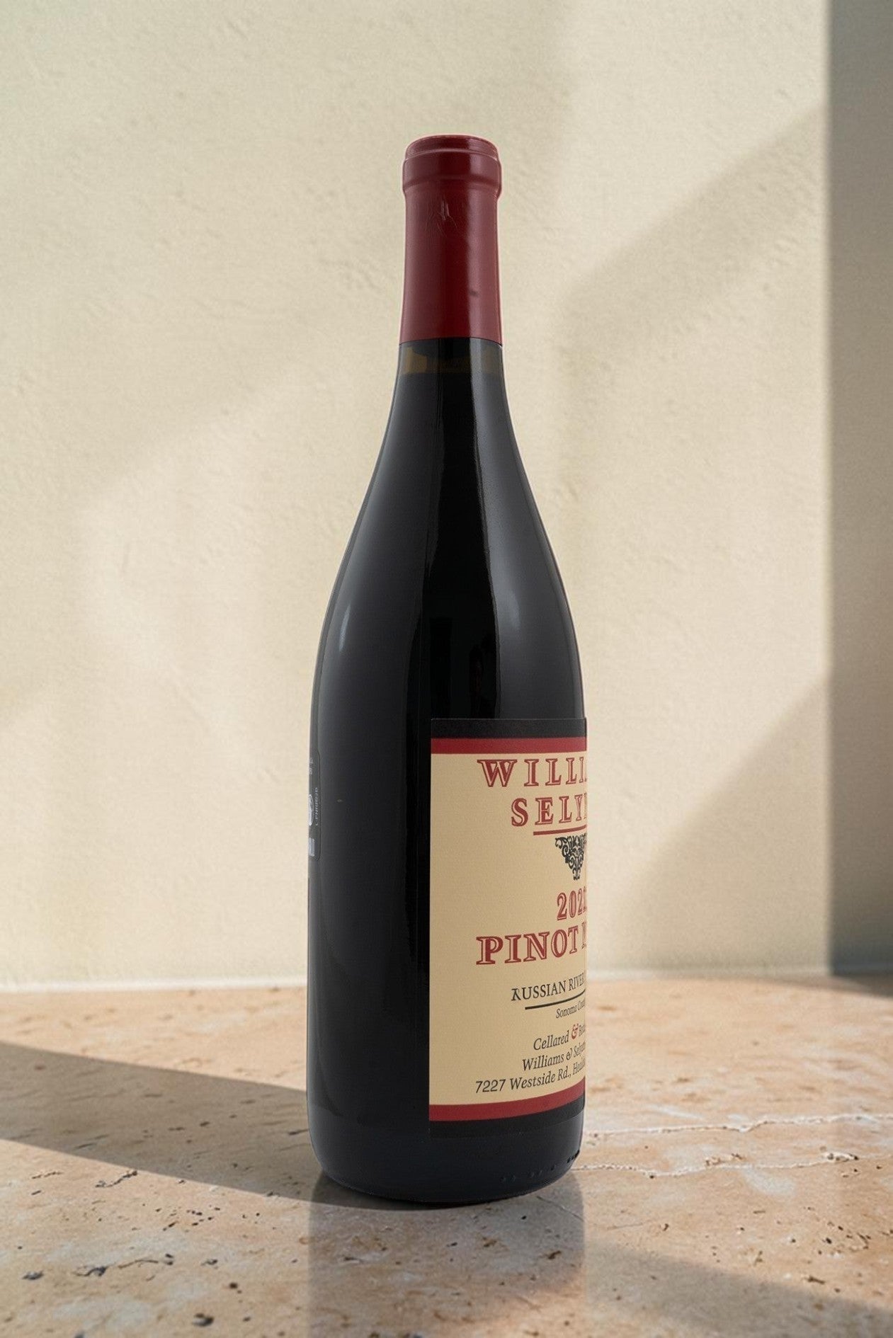 Botella de vino tinto Wellnex Russian River Valley Pinot Noir con etiqueta clásica sobre fondo neutro
