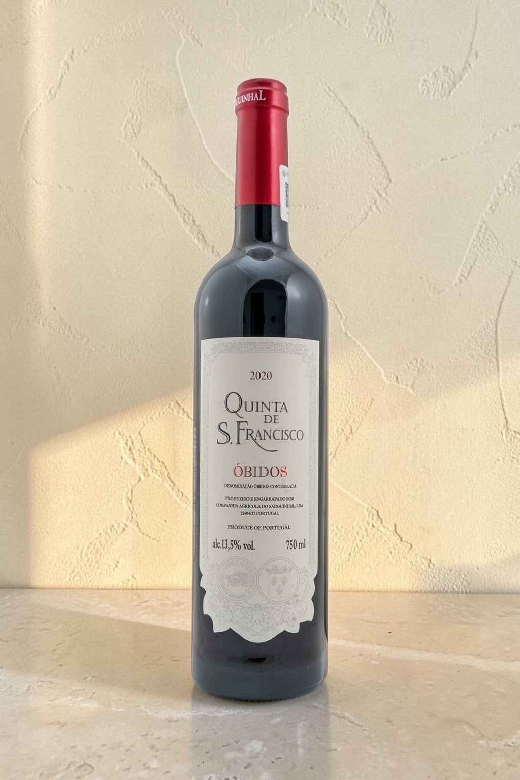 Botella de vino tinto Wellnex QTA San Francisco Obidos 2020 con etiqueta clásica y cápsula roja