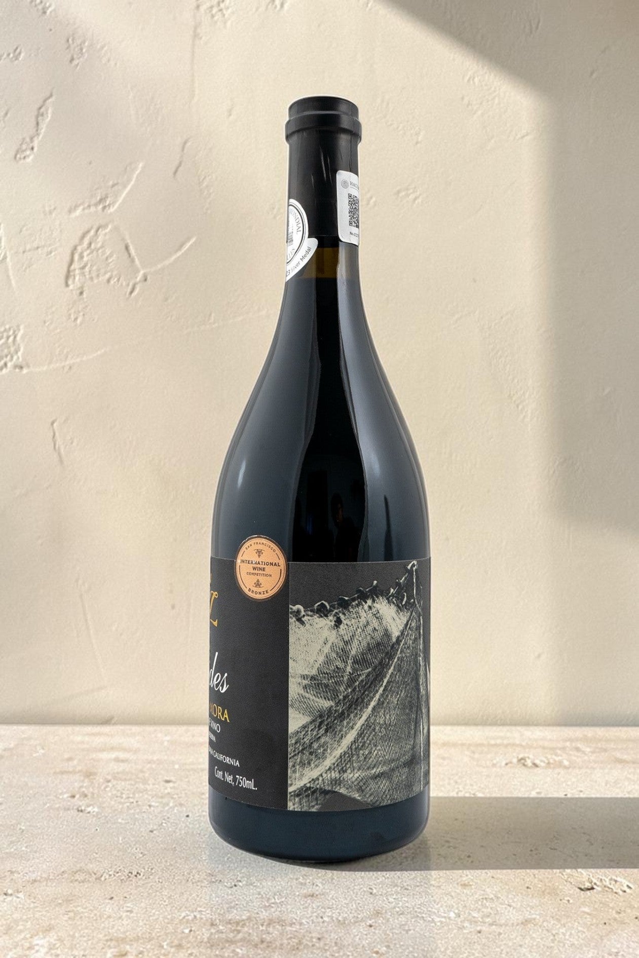 Botella de vino tinto Redes de Wellnex con etiqueta artística, notas de frutos negros, roble y caramelo.