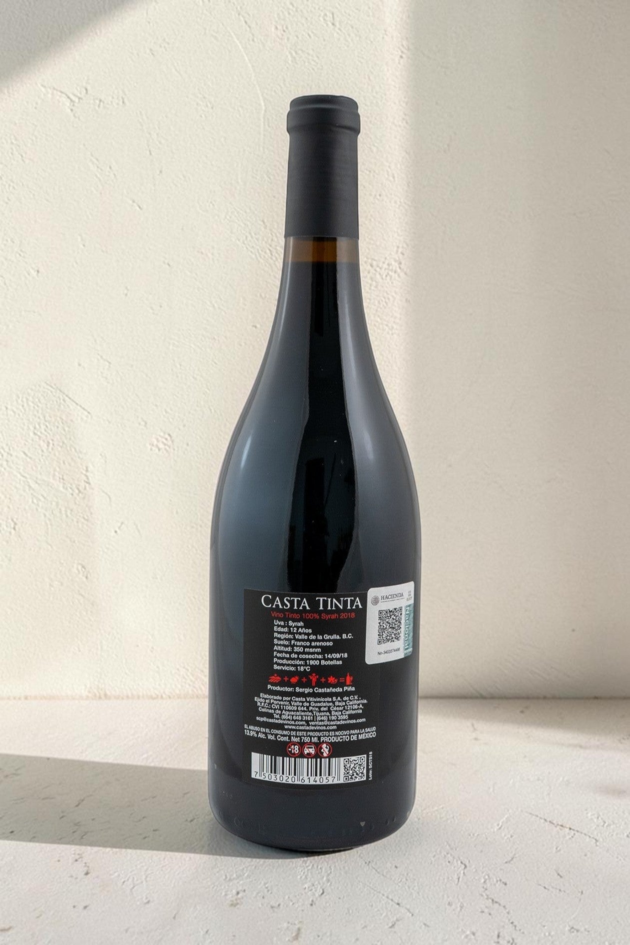 Botella de vino tinto Syrah Casta Tinta de Wellnex con etiqueta detallada sobre fondo blanco