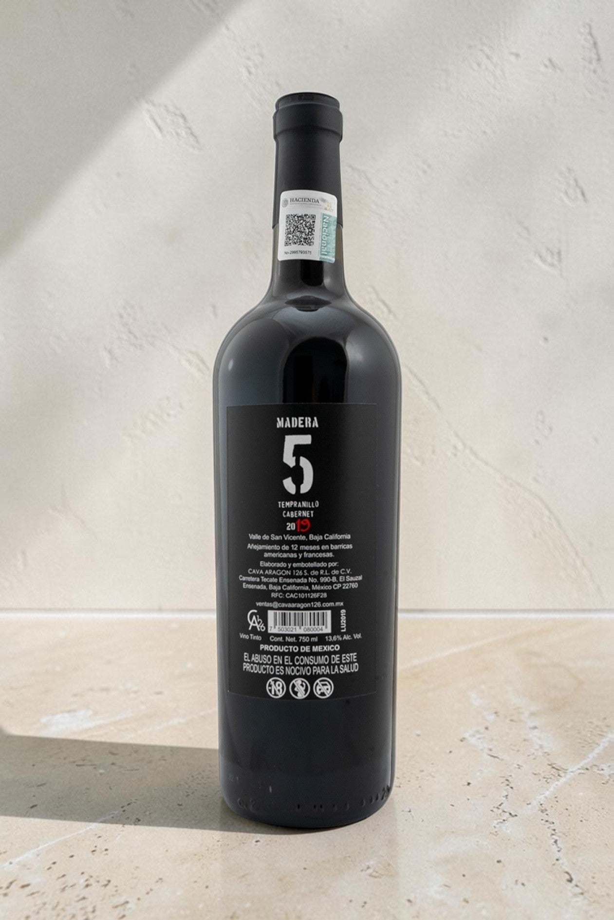 Botella de vino tinto Wellnex Tempranillo Cabernet con etiqueta negra y detalles en blanco sobre fondo neutro.