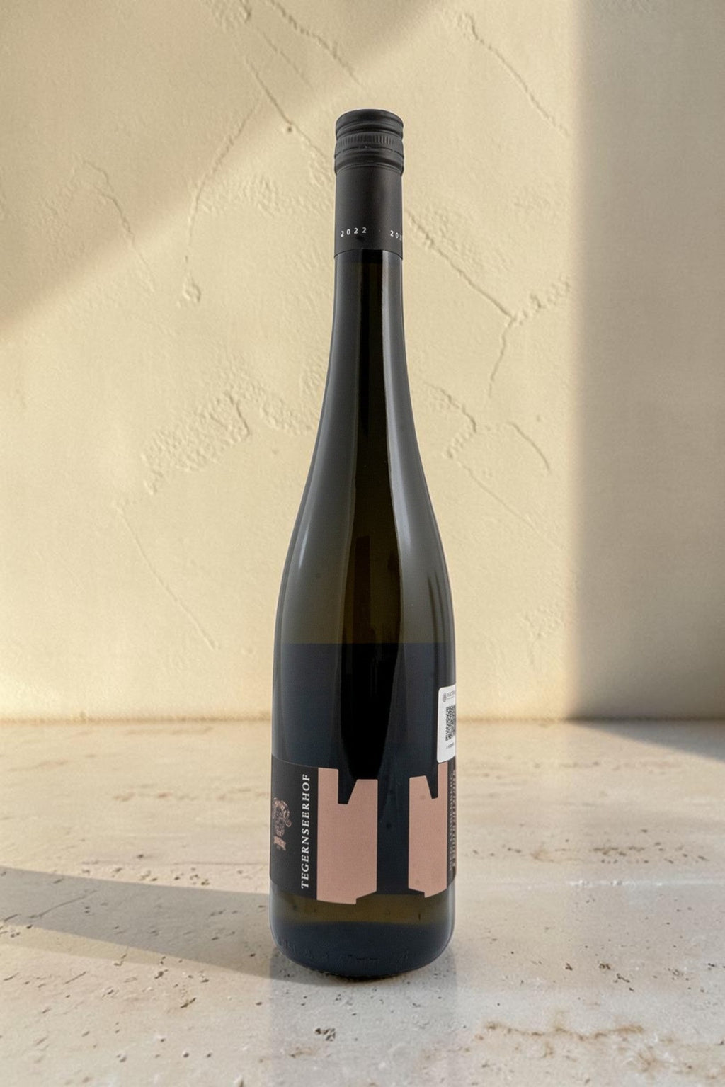Botella de vino blanco Wellnex Weingut Tegernseerhof Gruner Veltliner Smaragd con etiqueta moderna y tapón de rosca