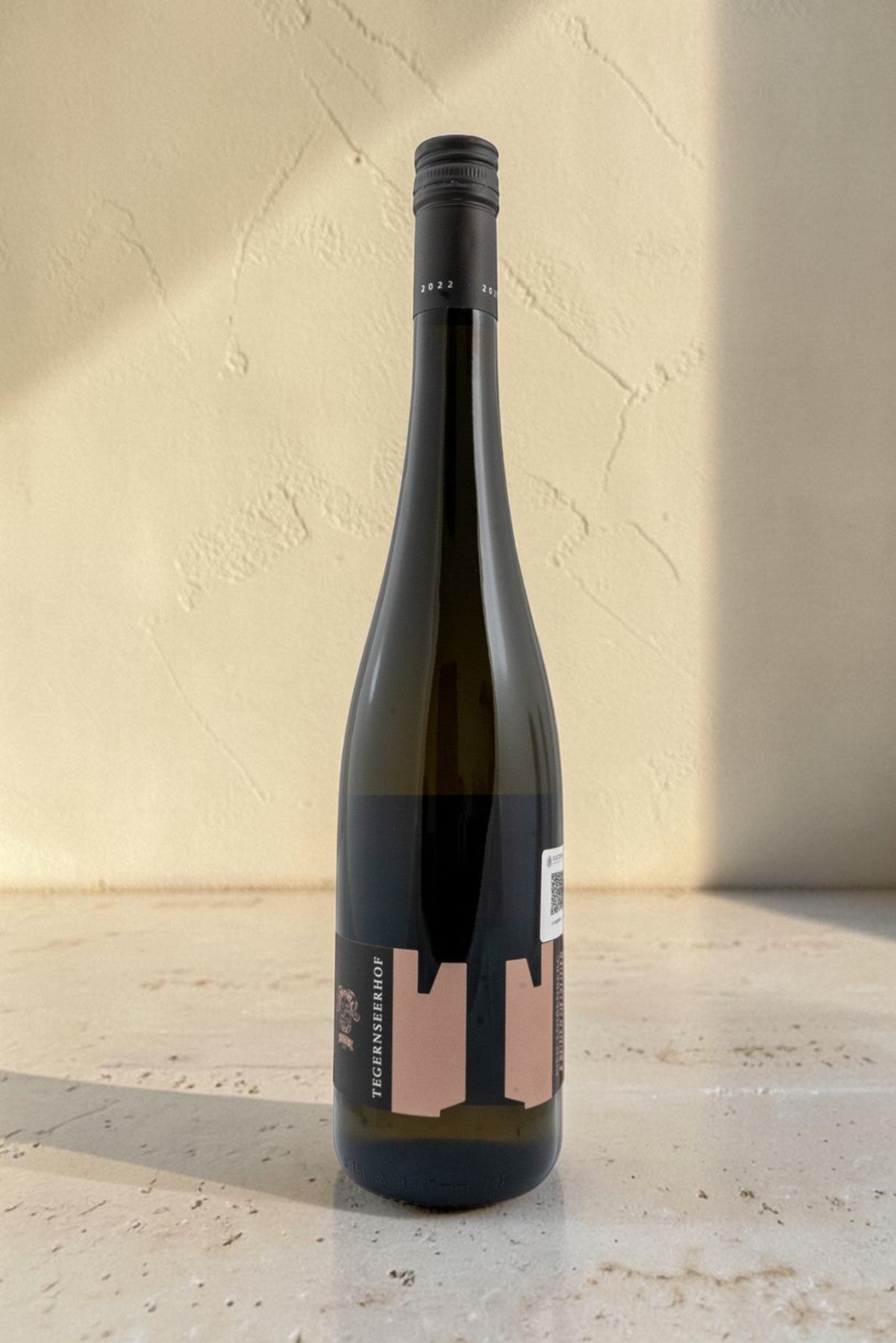 Botella de vino blanco Wellnex Weingut Tegernseerhof Gruner Veltliner Smaragd con etiqueta moderna y tapón de rosca