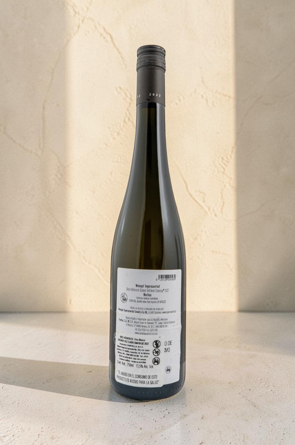 Botella de vino blanco Wellnex Weingut Tegernseerhof Gruner Veltliner Smaragd con etiqueta trasera detallada