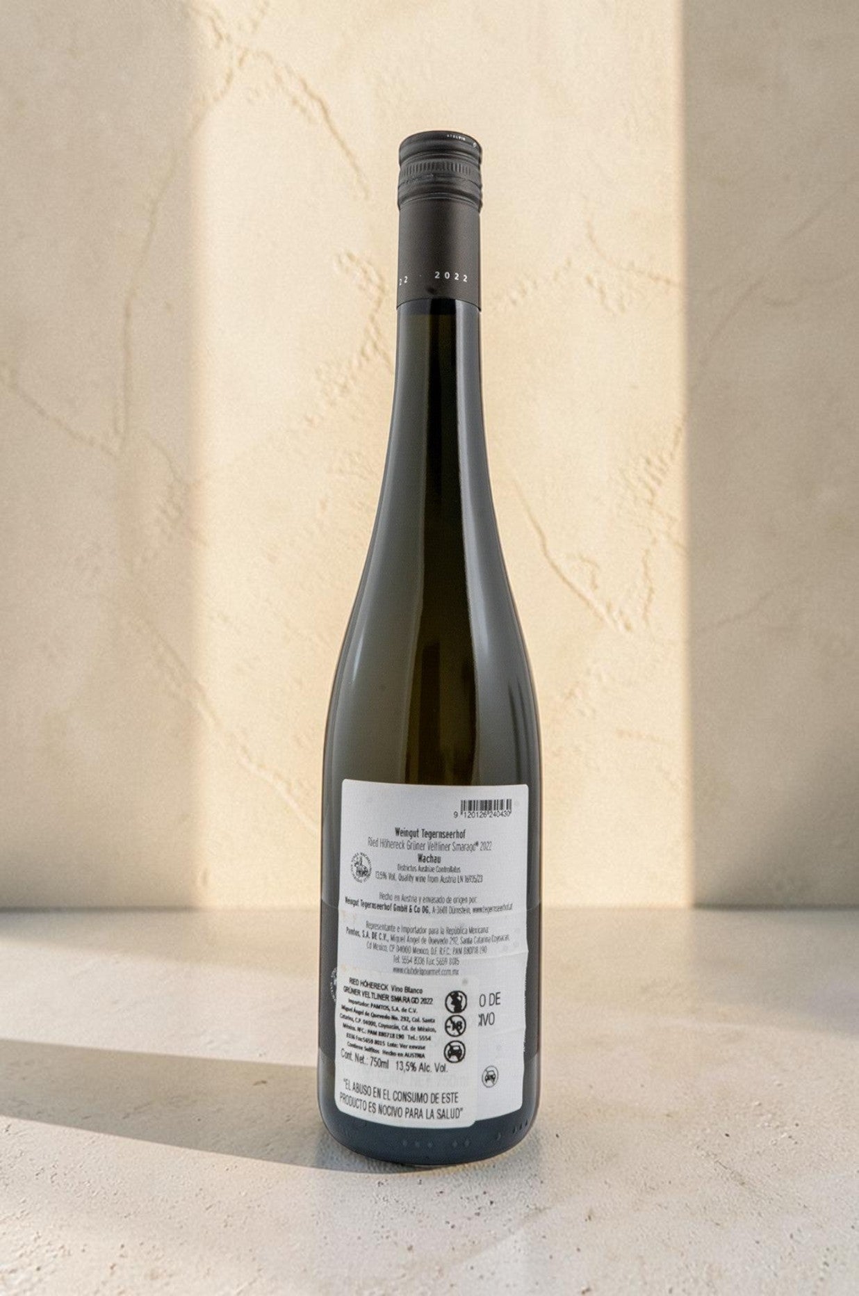 Botella de vino blanco Wellnex Weingut Tegernseerhof Gruner Veltliner Smaragd con etiqueta trasera detallada