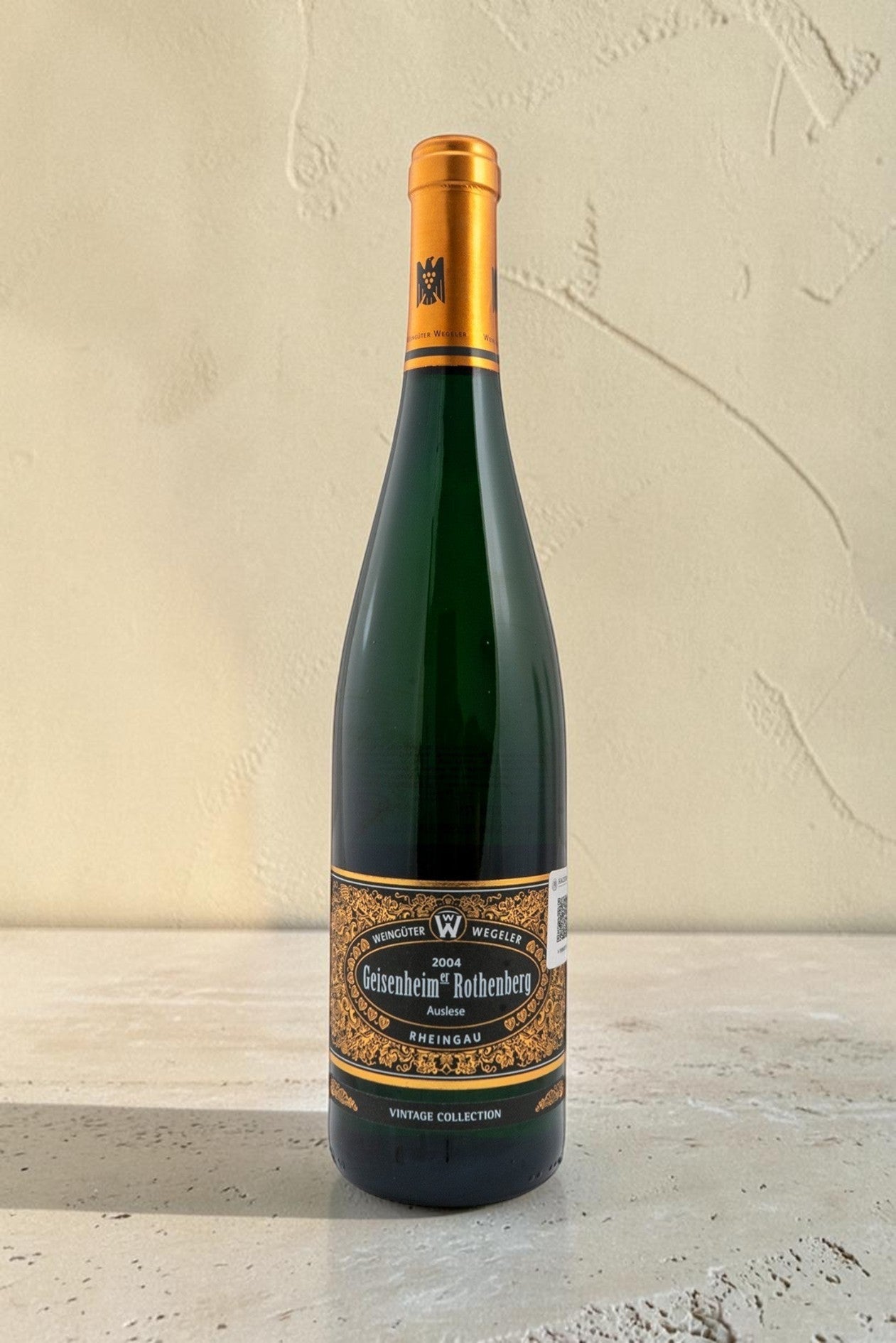 Botella de vino blanco Wellnex Weingut Wegeler Geisenheim Rothenberg Riesling Auslese 2004 con etiqueta dorada