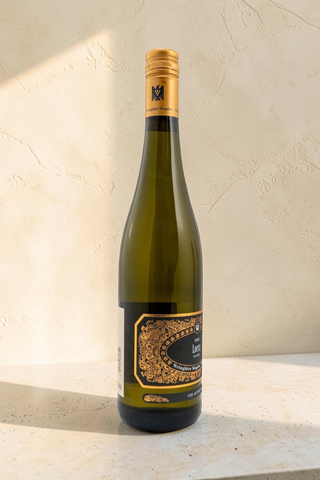 Botella de vino blanco Wellnex Weingut Wegeler VB Loess Trocken Riesling con etiqueta elegante y tapón dorado