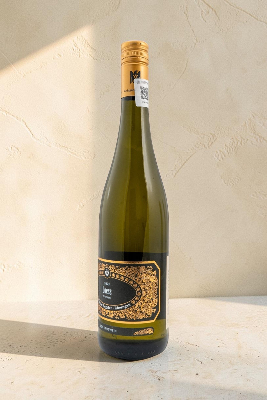 Botella de vino blanco Wellnex Weingut Wegeler VB Loess Trocken Riesling con etiqueta elegante y tapón dorado