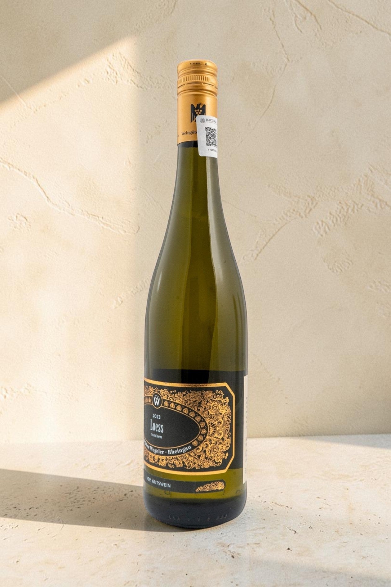 Botella de vino blanco Wellnex Weingut Wegeler VB Loess Trocken Riesling con etiqueta elegante y tapón dorado