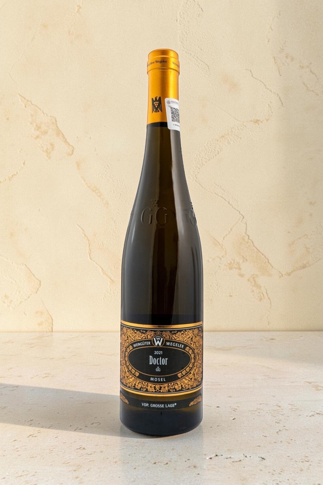 Botella de vino blanco Wellnex Weingut Wegeler Bernkasteler Doctor Riesling GG Trocken 2021 con etiqueta elegante