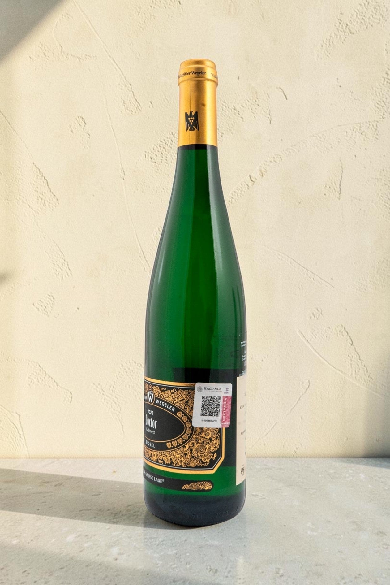 Botella de vino blanco Wellnex Weingut Wegeler Riesling Kabinett con etiqueta elegante sobre fondo neutro