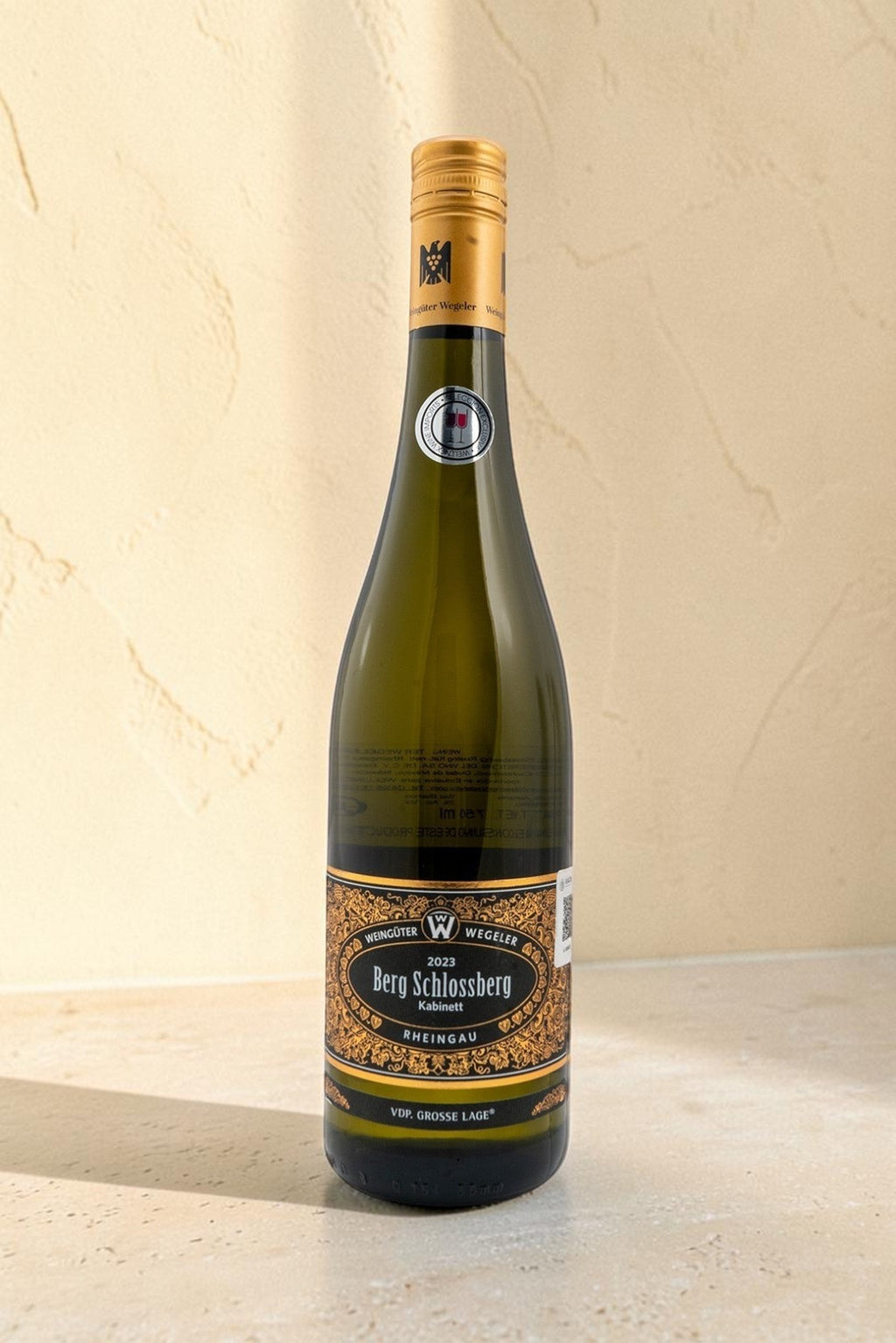 Botella de vino blanco Riesling Wellnex Weingut Wegeler Berg Schlossberg Kabinett 2023 con etiqueta elegante