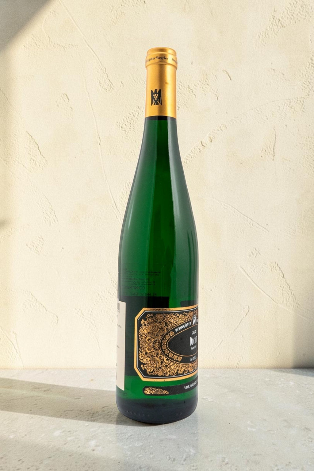 Botella de vino blanco Wellnex Weingut Wegeler Riesling Kabinett con etiqueta elegante sobre fondo neutro