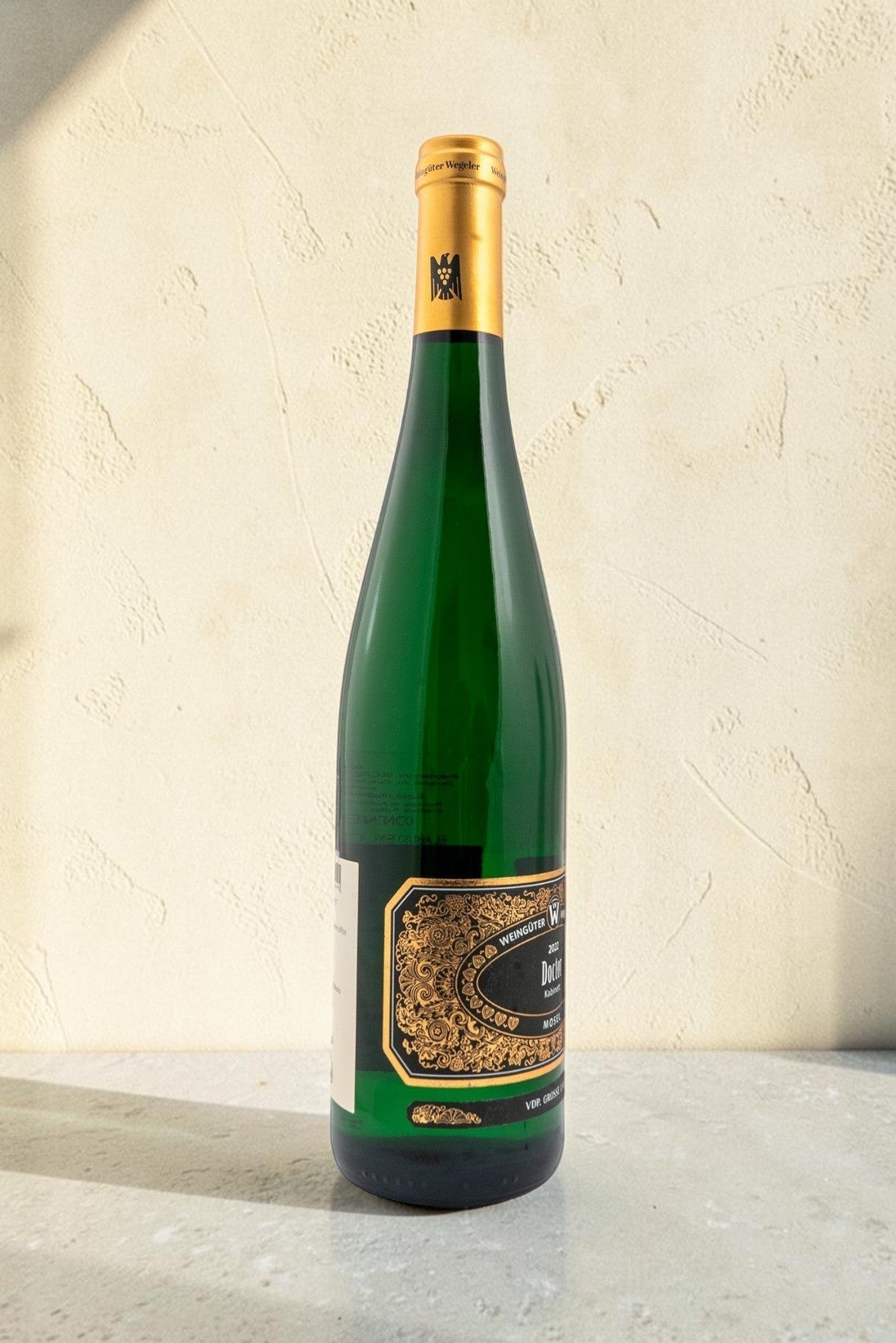 Botella de vino blanco Wellnex Weingut Wegeler Riesling Kabinett con etiqueta elegante sobre fondo neutro