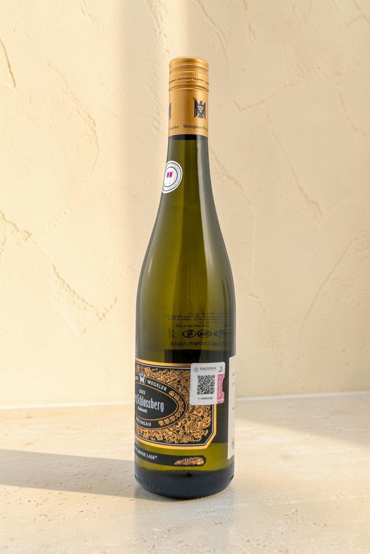 Botella de vino blanco Wellnex Weingut Wegeler Riesling Kabinett con etiqueta elegante sobre fondo neutro