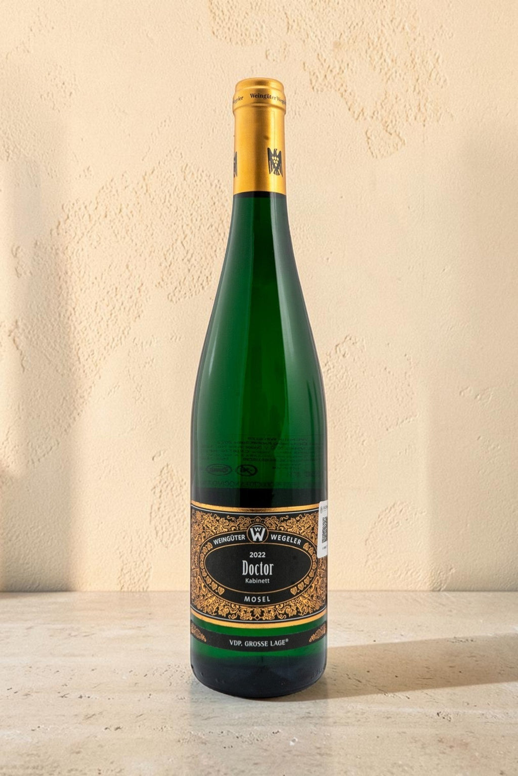 Botella de vino blanco Wellnex Weingut Wegeler Riesling Kabinett 2022 con etiqueta elegante sobre fondo claro