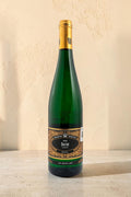 Botella de vino blanco Wellnex Weingut Wegeler Riesling Kabinett 2022 con etiqueta elegante sobre fondo claro