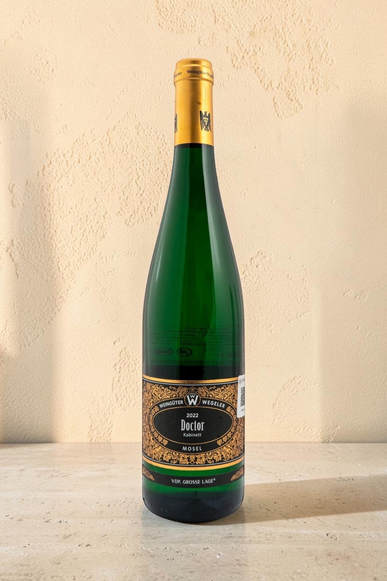 Botella de vino blanco Wellnex Weingut Wegeler Riesling Kabinett 2022 con etiqueta elegante sobre fondo claro