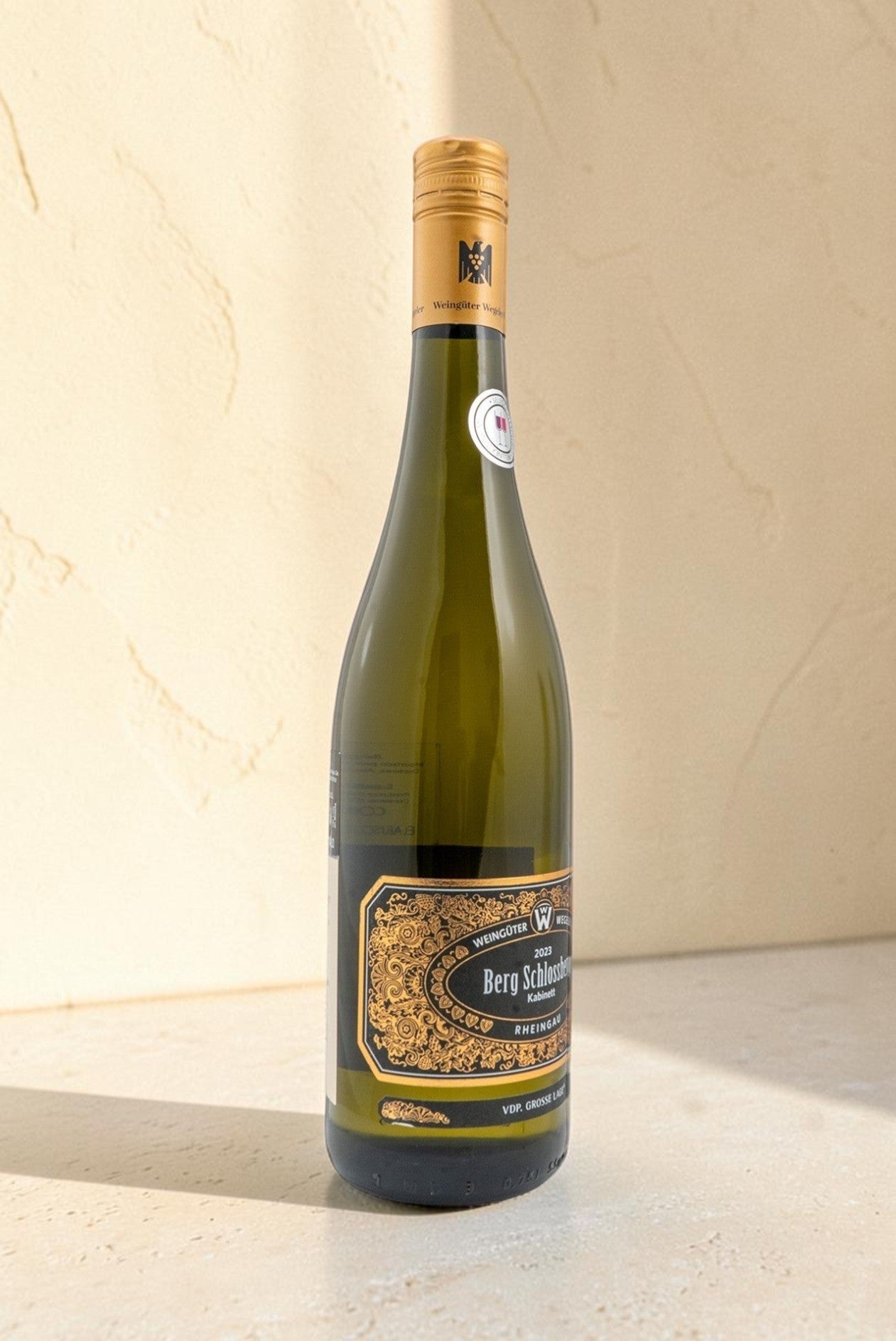 Botella de vino blanco Wellnex Weingut Wegeler Riesling Kabinett con etiqueta elegante sobre fondo neutro