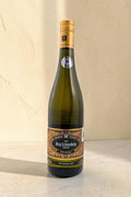 Botella de vino blanco Wellnex Weingut Wegeler Berg Schlossberg Riesling Kabinett con etiqueta elegante y dorada