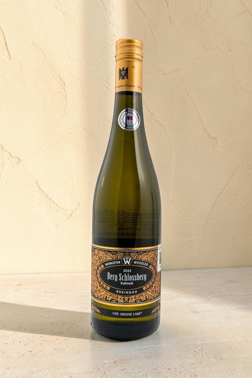 Botella de vino blanco Wellnex Weingut Wegeler Berg Schlossberg Riesling Kabinett con etiqueta elegante y dorada