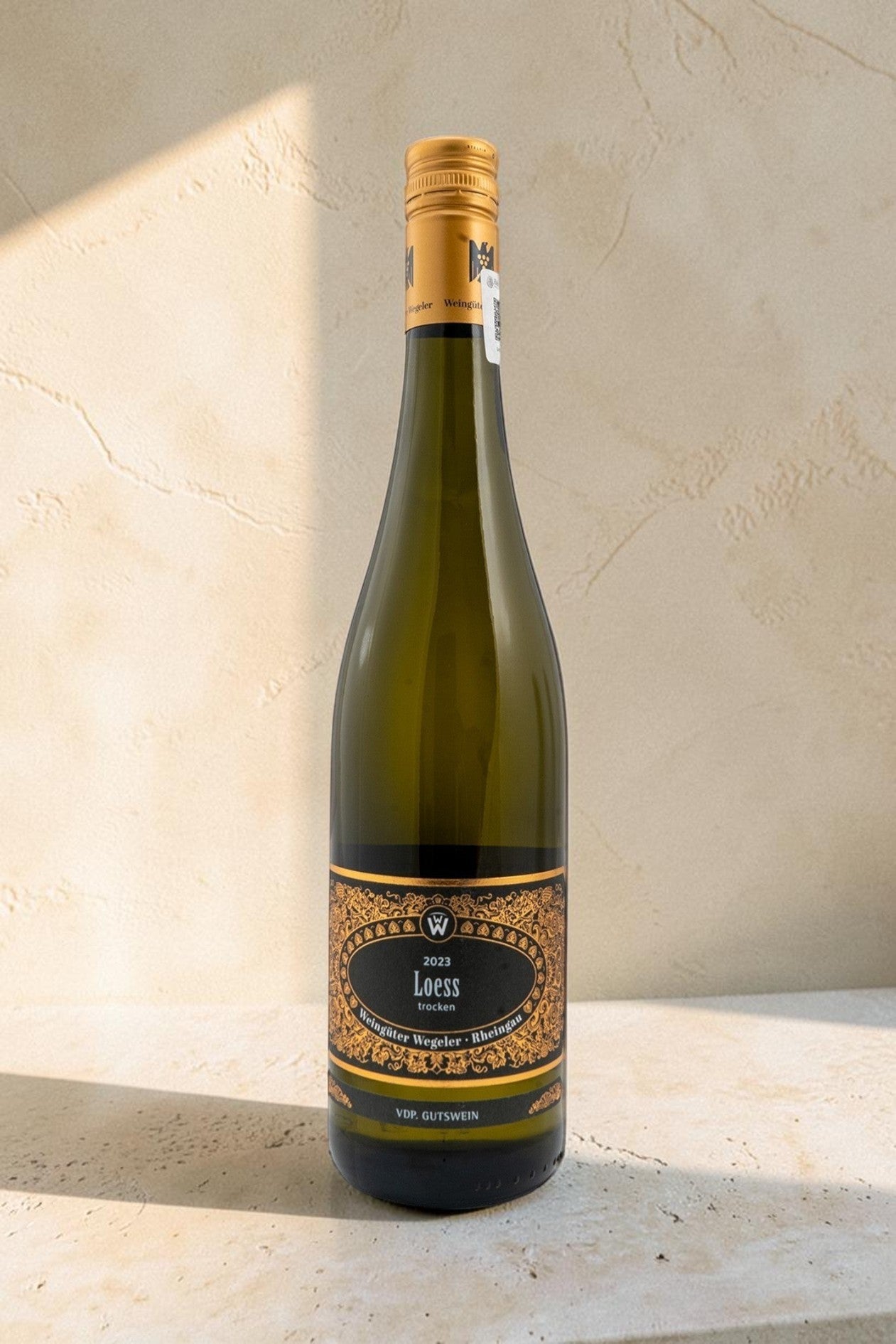 Botella de vino blanco Wellnex Weingut Wegeler VB Loess Trocken Riesling 2023 con etiqueta elegante y tapón dorado