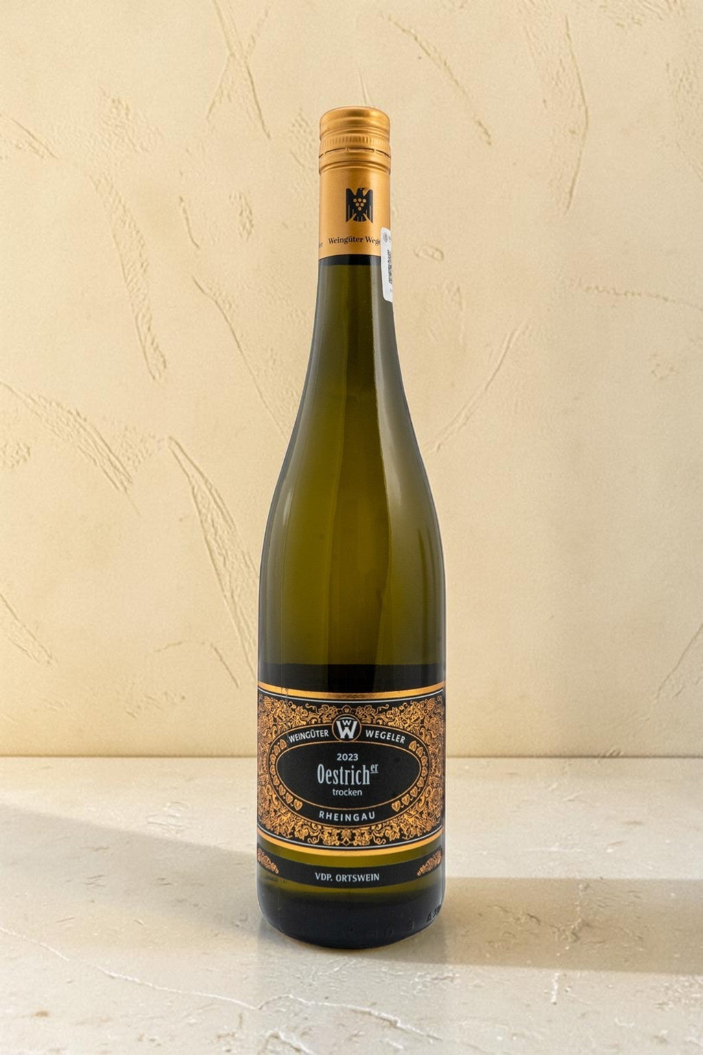 Botella de vino blanco Wellnex Weingut Wegeler Oestricher Riesling Trocken 2023 con etiqueta elegante y tapón dorado