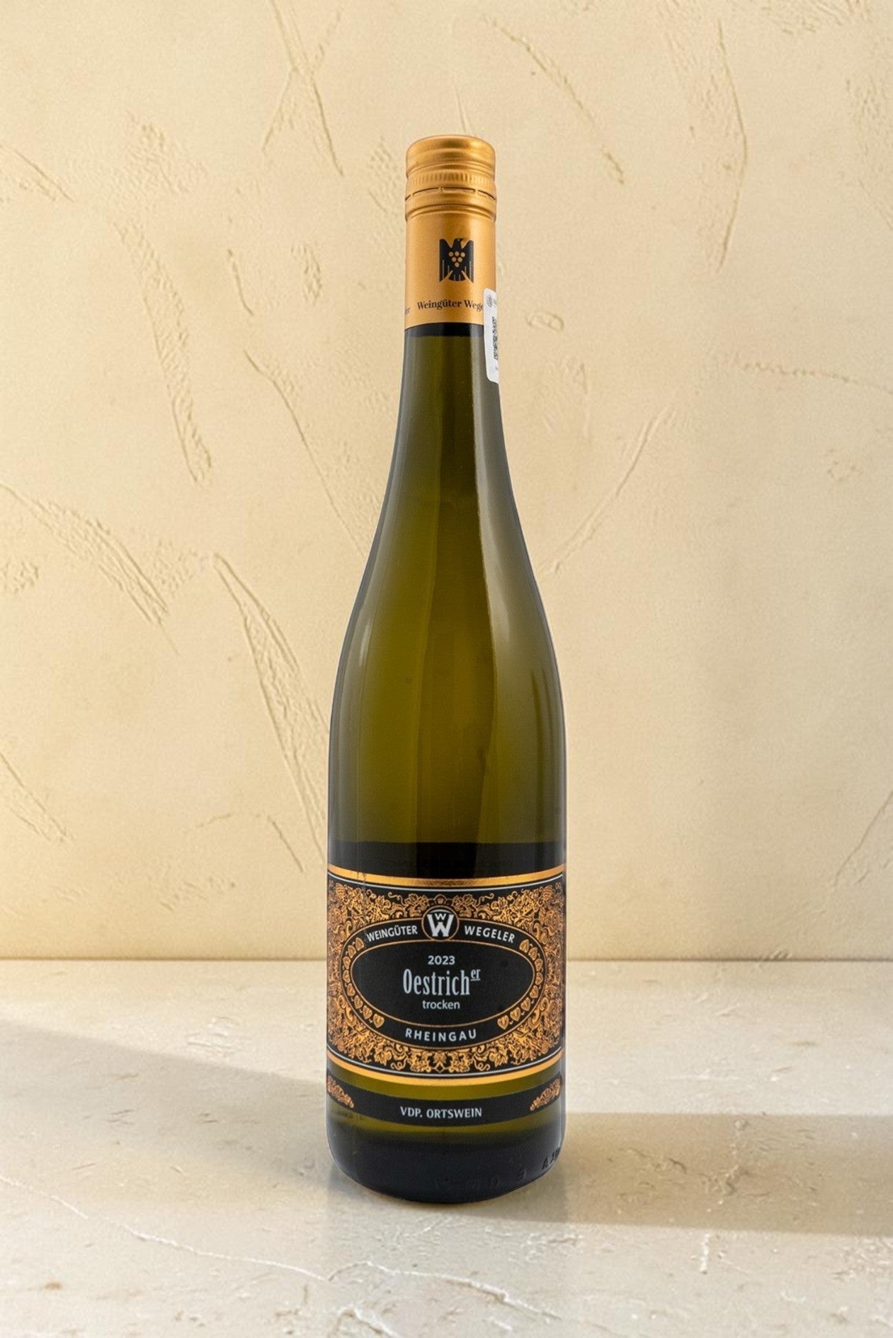 Botella de vino blanco Wellnex Weingut Wegeler Oestricher Riesling Trocken 2023 con etiqueta elegante y tapón dorado