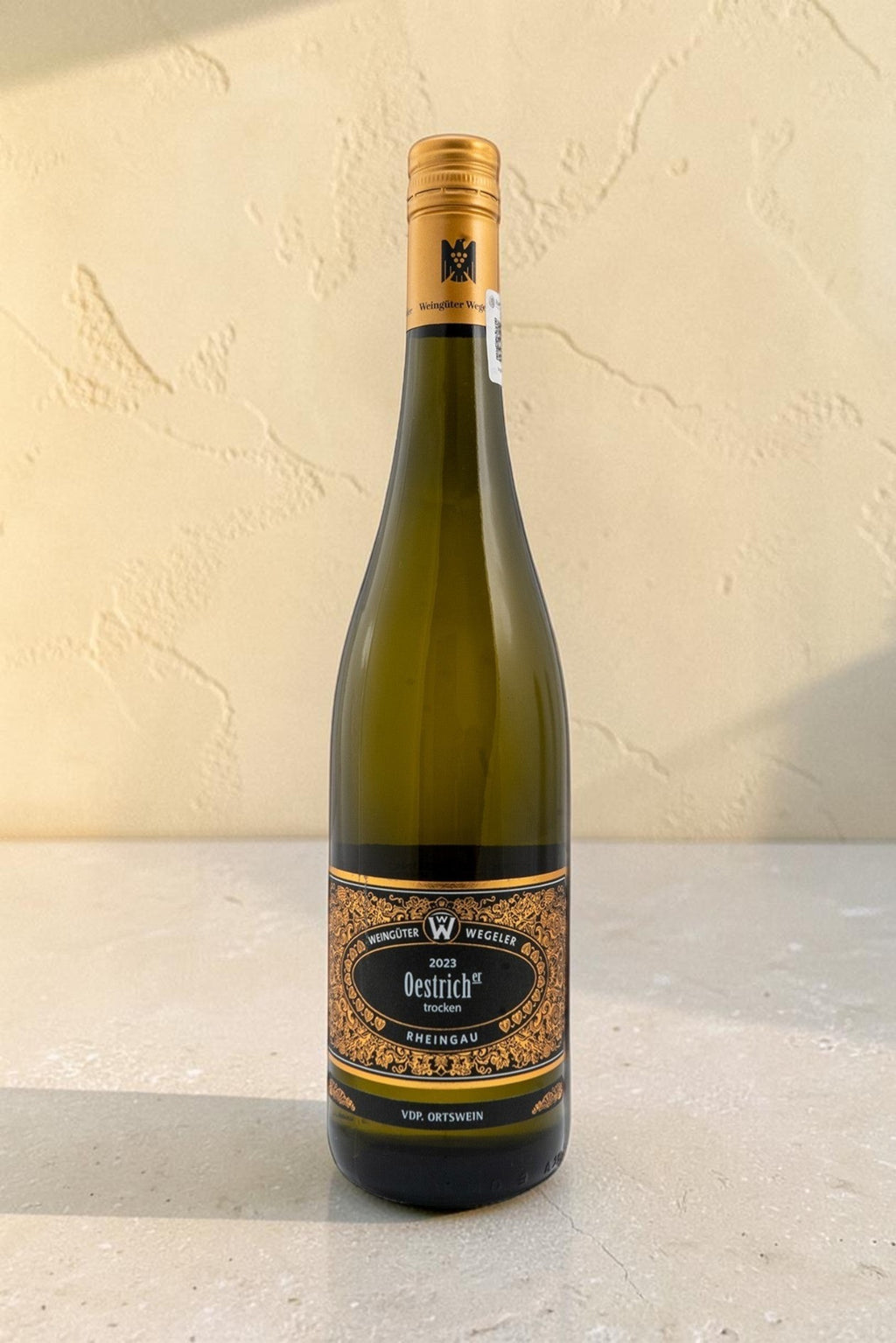 Botella de vino blanco Wellnex Weingut Wegeler Oestricher Riesling Trocken 2023 con etiqueta elegante y tapón dorado