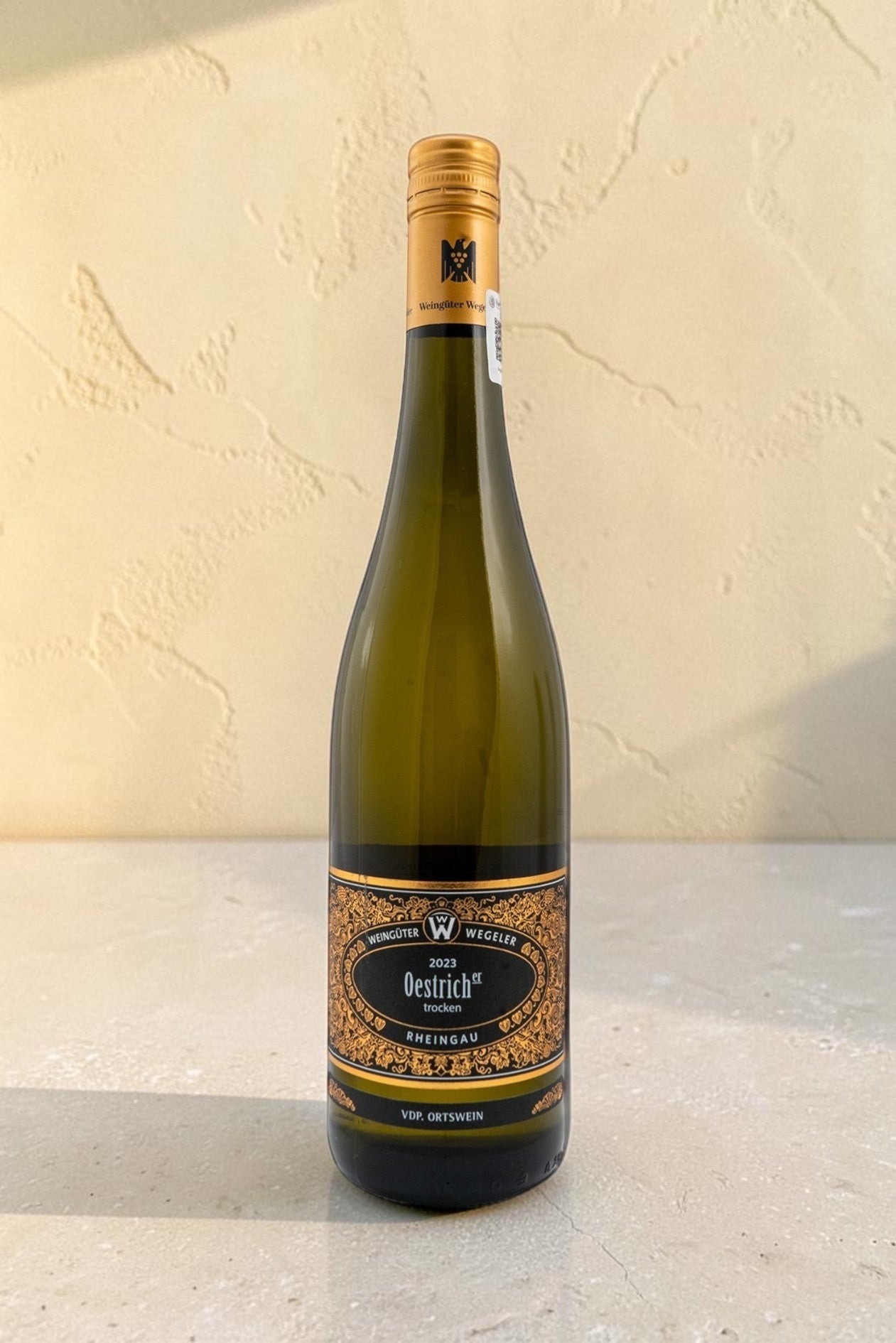 Botella de vino blanco Wellnex Weingut Wegeler Oestricher Riesling Trocken 2023 con etiqueta elegante y tapón dorado