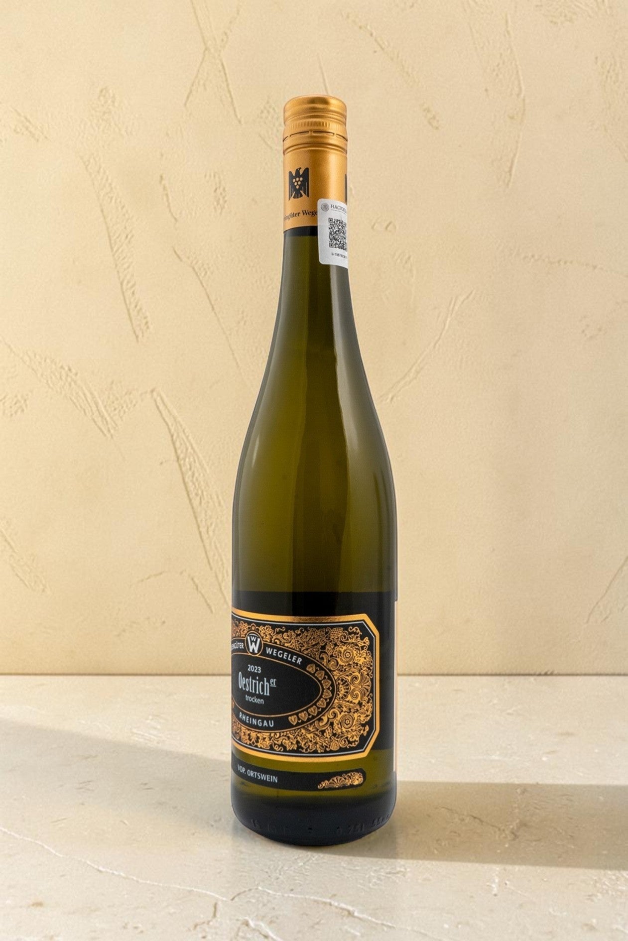 Botella de vino blanco Wellnex Weingut Wegeler Oestrich Riesling Trocken con etiqueta elegante sobre fondo claro