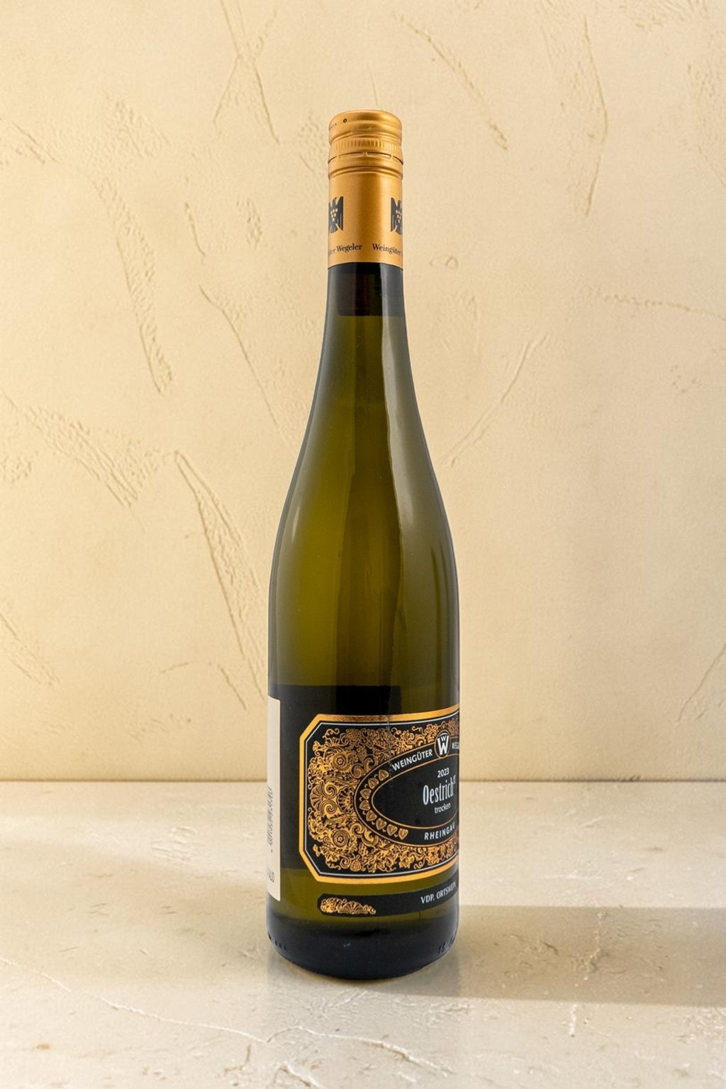 Botella de vino blanco Wellnex Weingut Wegeler Oestrich Riesling Trocken con etiqueta elegante y tapón dorado