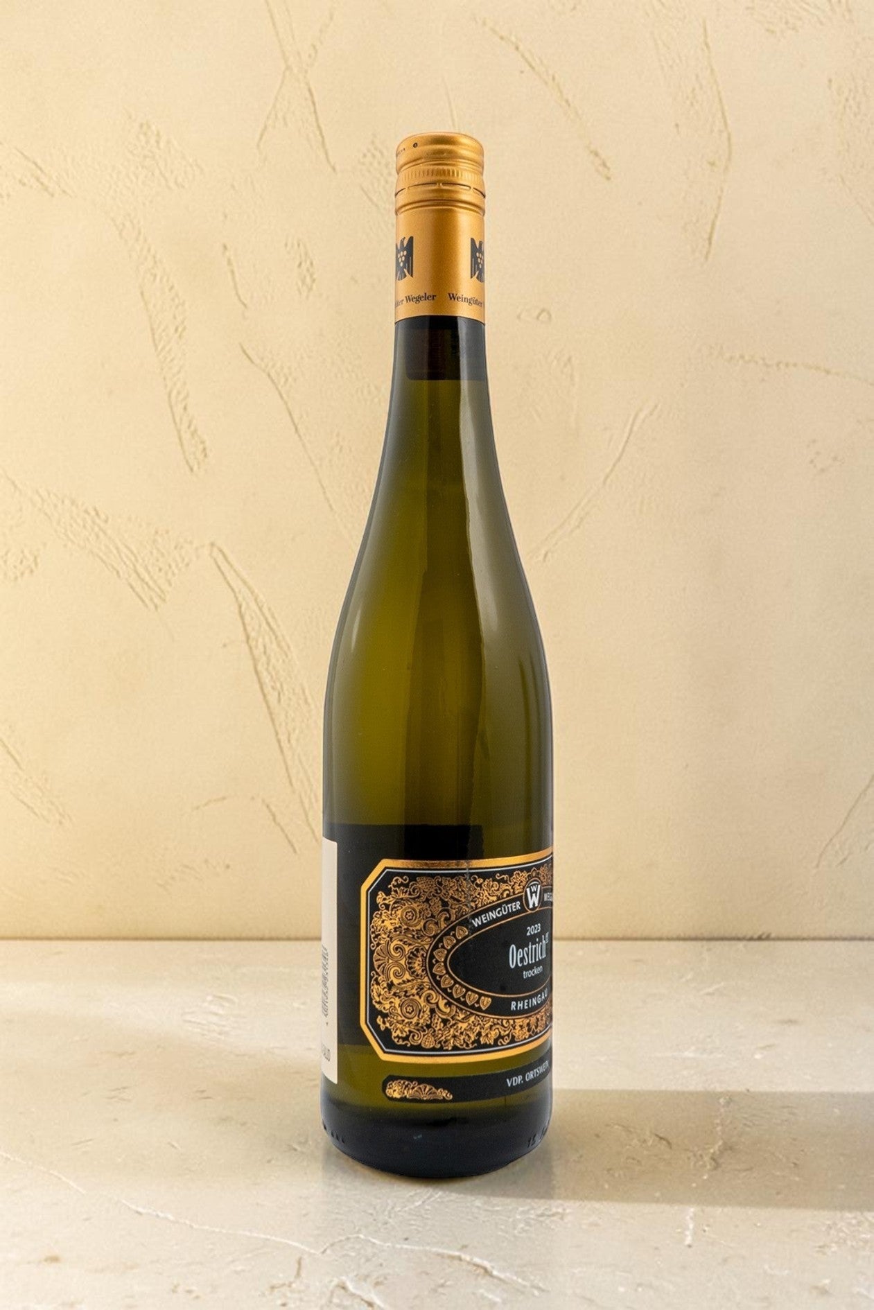 Botella de vino blanco Wellnex Weingut Wegeler Oestrich Riesling Trocken con etiqueta elegante y tapón dorado