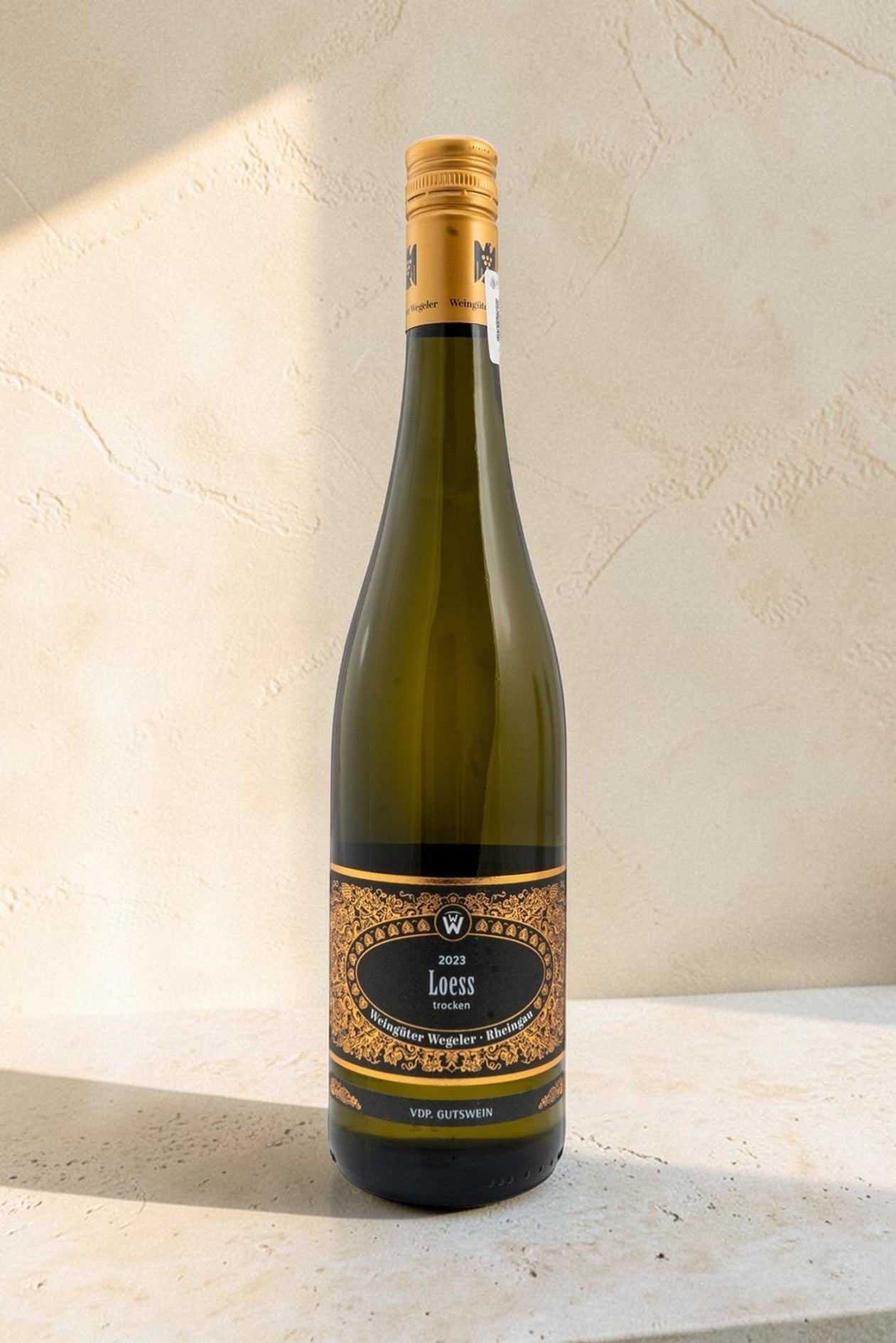 Botella de vino blanco Wellnex Weingut Wegeler VB Loess Trocken Riesling con etiqueta elegante sobre fondo neutro