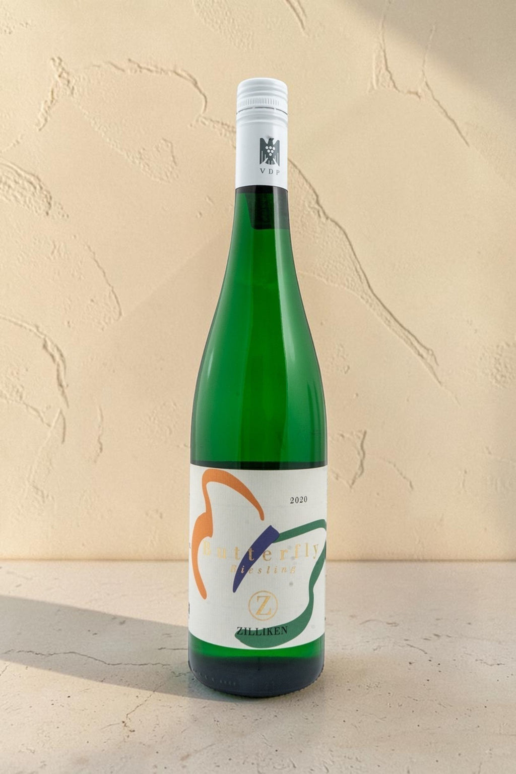 Botella de vino blanco Wellnex Weingut Zilliken Butterfly Riesling con etiqueta colorida sobre fondo neutro