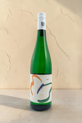 Botella de vino blanco Wellnex Weingut Zilliken Butterfly Riesling con etiqueta colorida sobre fondo neutro